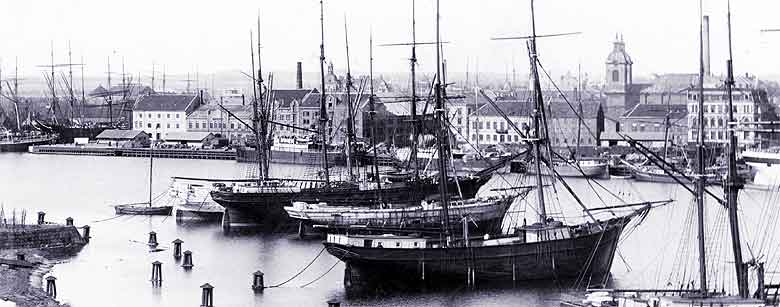 Skeppen ankrade vid Gråen. Staden Landskrona ses i bakgrunden